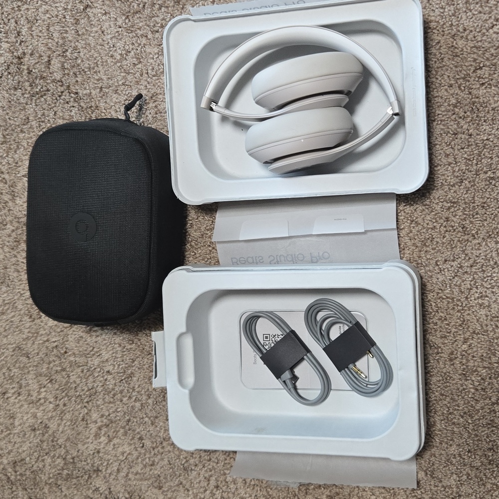 Beats Studio Pro Bluetooth Wireless Headphones/ Sandstone - Picture 11 of 15